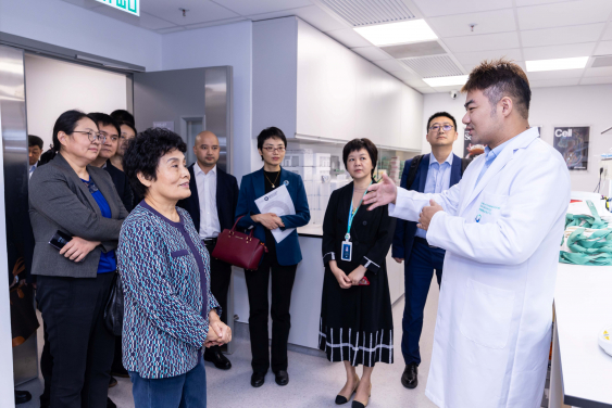 代表團參觀港大醫學院「InnoHK創新香港研發平台」，包括幹細胞轉化研究中心、免疫與感染研究中心，及病毒與疫苗研究中心。
 